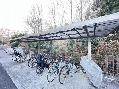 【その他共用部分】 | コーポラス坂本 | 屋根付きの駐輪場があるので雨が降っても安心です☆荷物が重いときに自転車があれば助かりますね！