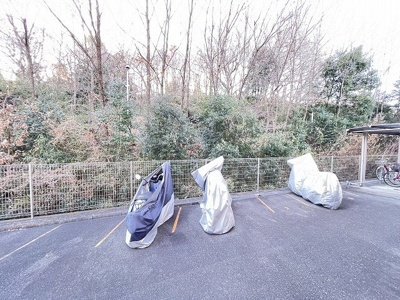 【その他共用部分】 | コーポラス坂本 | 敷地内にバイク置き場を完備しています！バイクをお持ちの方にオススメです♪