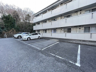 【駐車場】 | コーポラス坂本 | いつでも目の届く敷地内に駐車場があります♪お車をお持ちのファミリーさんにオススメです☆