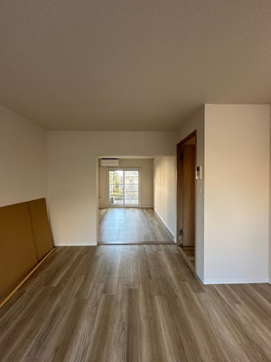 【居間・リビング】 | コーポラス坂本 | 南東向きリビングダイニングキッチン14帖☆バルコニーに繋がる角部屋二面採光のお部屋です♪エアコン付きで1年中快適に過ごせます☆