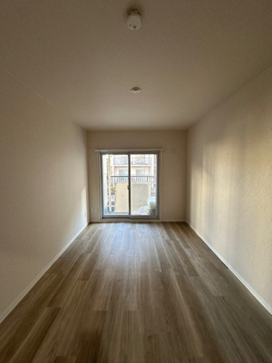 【洋室】 | コーポラス坂本 | 南東向き洋室6帖☆バルコニーに繋がるお部屋です！ベッドを置いて寝室にするのもオススメです☆