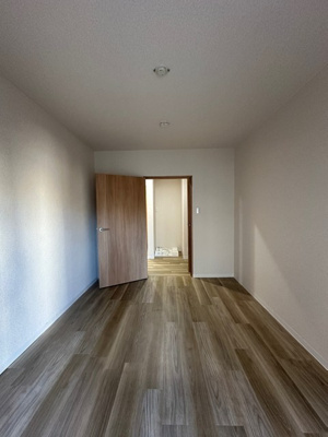 【寝室】 | コーポラス坂本 | 南東向き洋室6帖☆バルコニー側からの眺めです！洋室なのでお掃除もカンタンです！