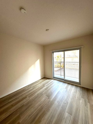 【洋室】 | コーポラス坂本 | 南東向き洋室5.7帖☆バルコニーに繋がるお部屋です！子供部屋や書斎・寝室など多用途に使えそうなお部屋です♪