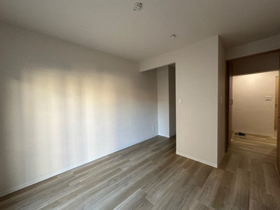 【寝室】 | コーポラス坂本 | 南東向き洋室5.7帖☆ウォークインクローゼットがあります♪お洋服の多い方もお部屋が片付いて快適に過ごせますね♪