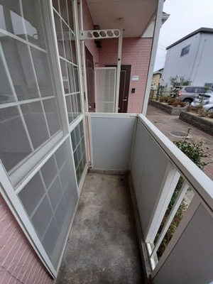 【バルコニー】 | サンアメニティ秋の里Ｂ | 外からの目が気にならないバルコニーで洗濯物が干せます