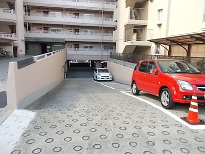 【駐車場】 | 緑地公園コーポラス | 駐車場出入口