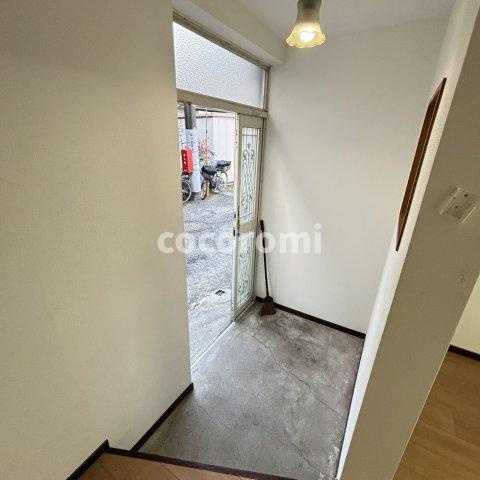 大久保町車庫付きテラスの玄関