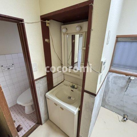 大久保町車庫付きテラスの洗面所