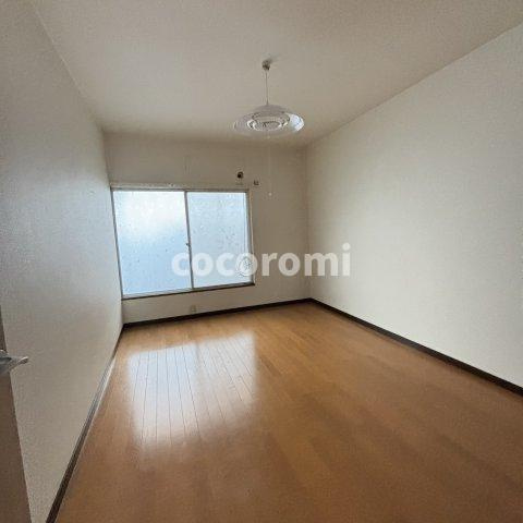 大久保町車庫付きテラスの居間・リビング