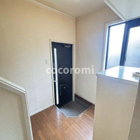 車庫付きメゾネットの玄関