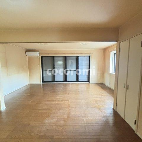 車庫付きメゾネットの居間・リビング