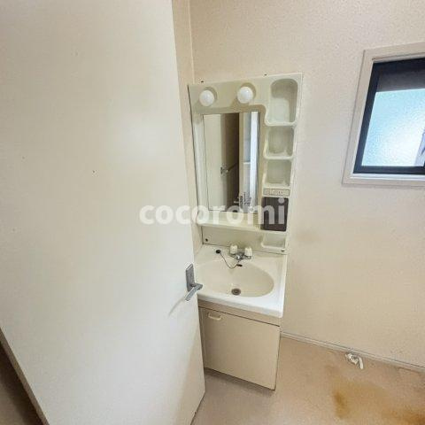 車庫付きメゾネットの洗面所