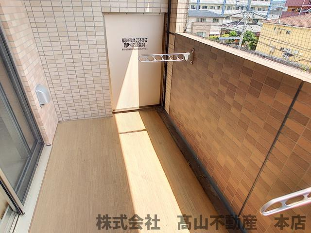 ロイヤルタワー赤間中央のバルコニー