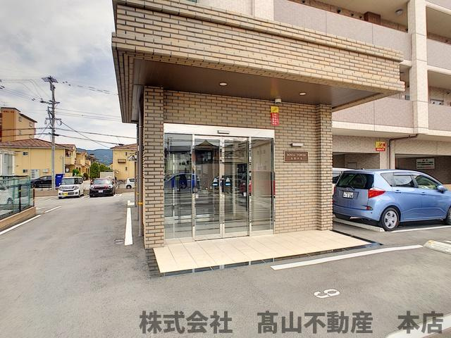 ロイヤルタワー赤間中央のエントランス