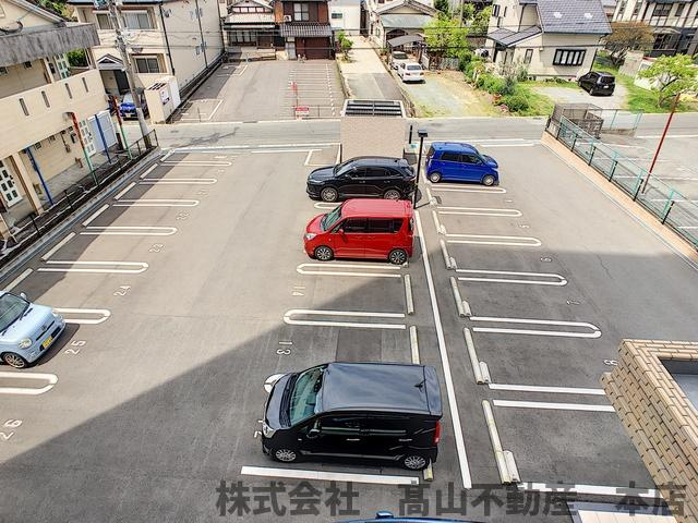 ロイヤルタワー赤間中央の駐車場