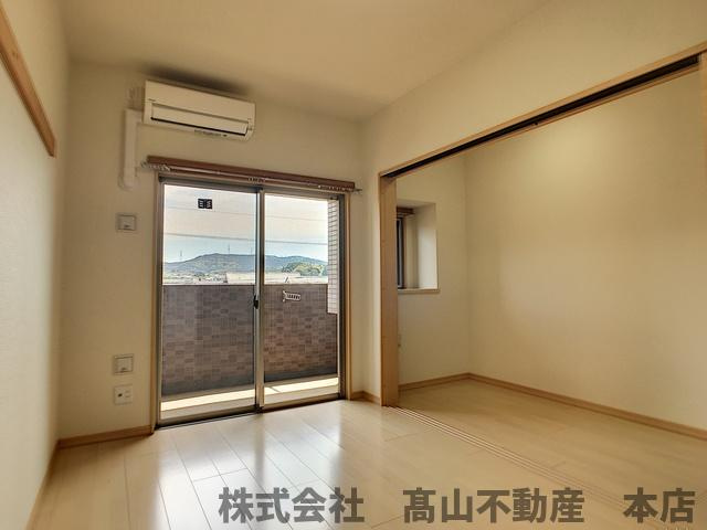 ロイヤルタワー赤間中央の居間・リビング