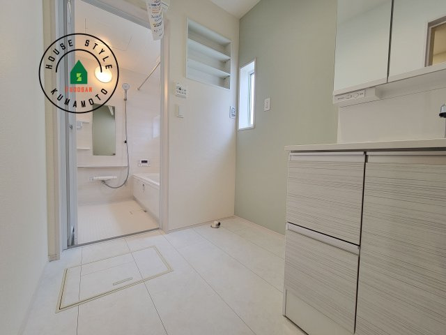 合志市須屋第15-2棟(2号棟)の脱衣所|ゆとりの洗面スペースで朝の身支度もスムーズに。暮らしを快適に変えるシャワー付洗面台です！