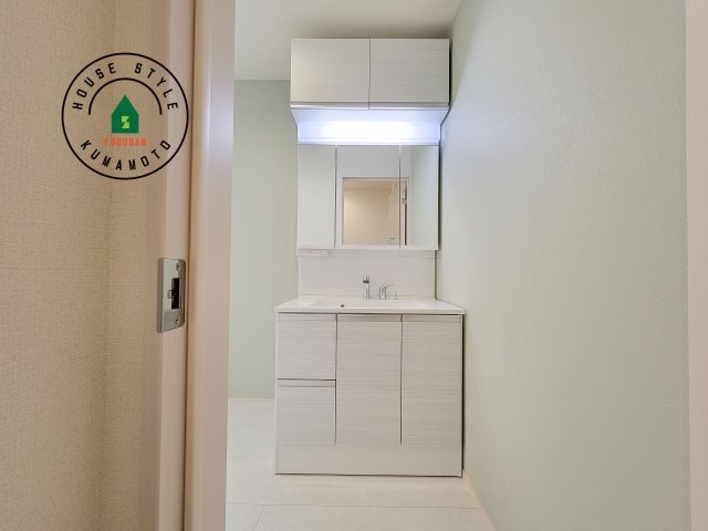 合志市須屋第15-2棟(2号棟)の独立洗面台|毎日使うものだから清潔な空間を保ちたい水回り。洗面にはそんな願いを解消させてくれる収納アイデアが満載です。三面鏡の裏側にはキャビネットが現れ小物から背の高い物まで収納できます。