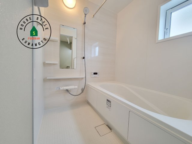 合志市須屋第15-2棟(2号棟)の浴室|1日の疲れを癒してくれる広々バスルーム。雨の日のお洗濯にも大活躍な浴室乾燥機付です！