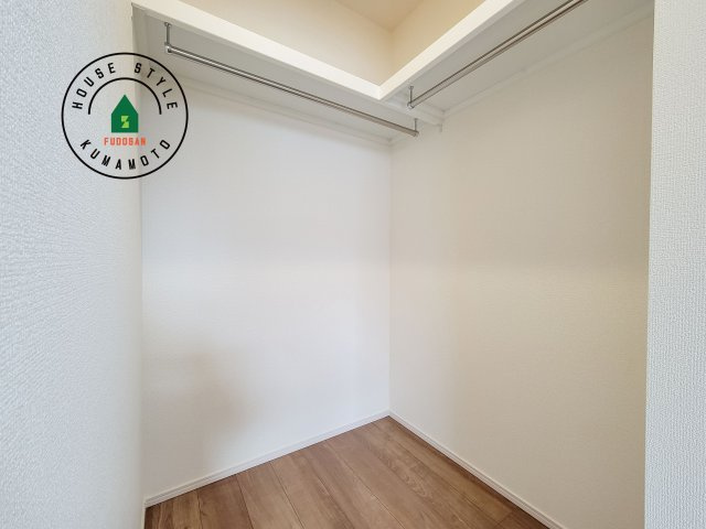 合志市須屋第15-2棟(2号棟)の収納|洋服や大きな荷物が多い方や人数の多いご家族などは、一般的なクローゼットよりもウォークインクローゼットのほうが使い勝手が良いです。