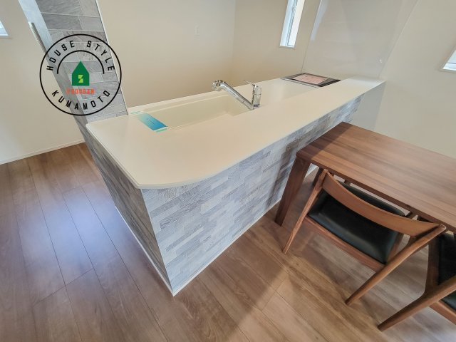 合志市須屋第15-2棟(2号棟)のダイニング|キッチンから立ち込める香りが今日の料理を期待させます。