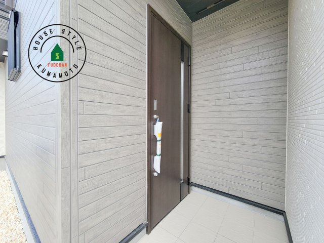 合志市須屋第15-2棟(2号棟)の玄関|おでかけの時も帰った時も、「我が家」を最初に感じでもらえる素敵な空間に。