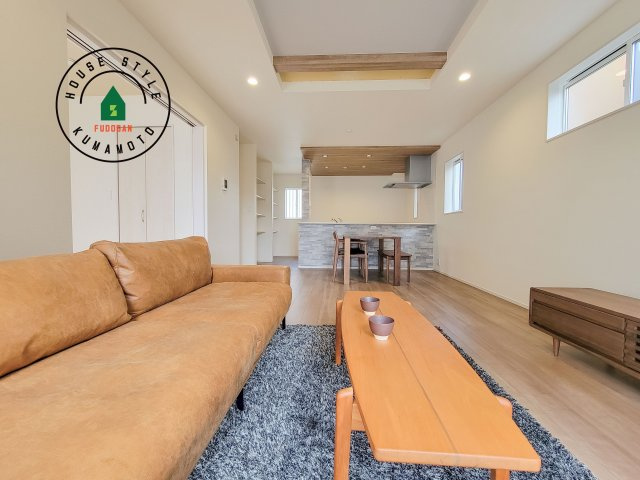 合志市須屋第15-2棟(2号棟)の居間・リビング|キッチンからリビングをしっかり確認できます。家族の笑顔があふれる空間になりそうですね。