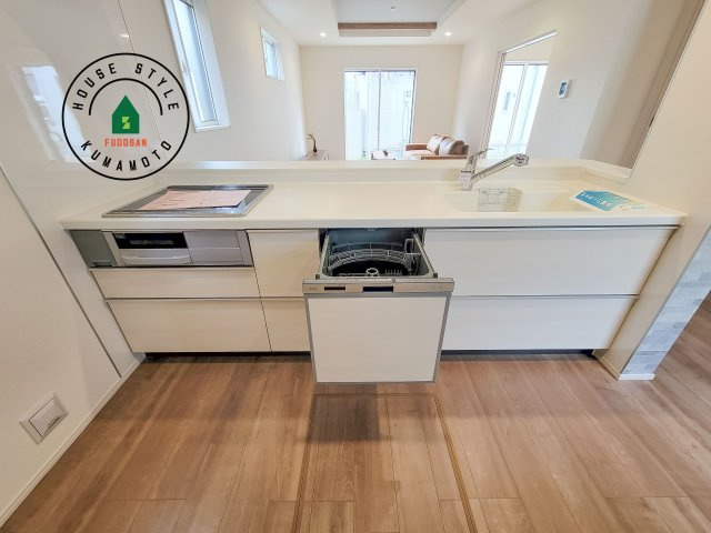 合志市須屋第15-2棟(2号棟)のキッチン|ご家族を近くに感じられる対面キッチンのLDK。会話もはずみそうですね。