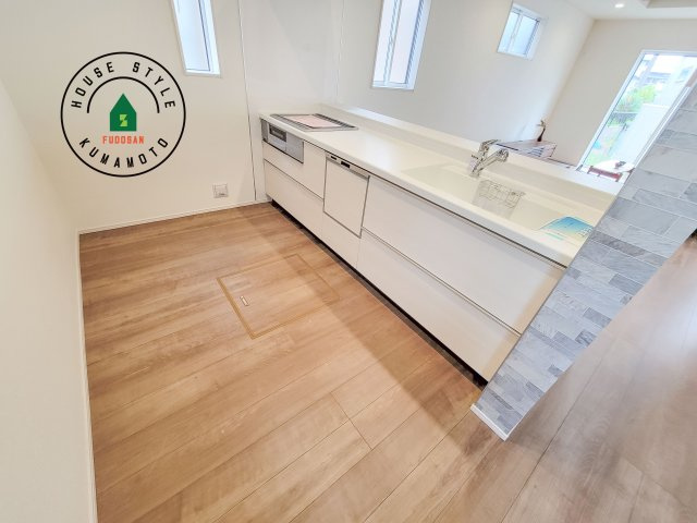 合志市須屋第15-2棟(2号棟)のキッチン|ダイニングテーブルへの配膳がラクラク、お料理はかどるカウンター付きシステムキッチン！