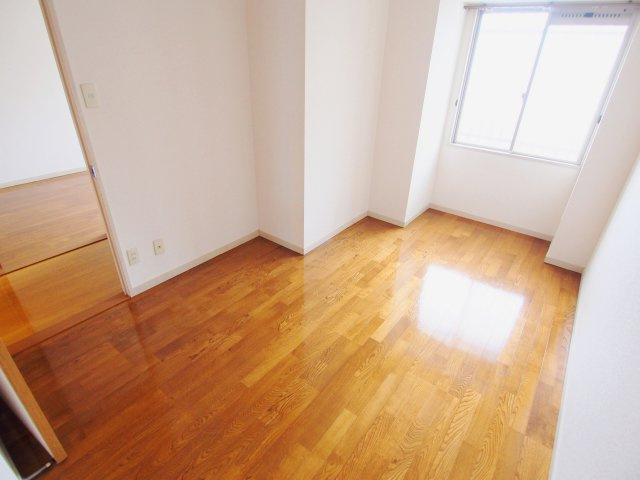 溝手ビルの寝室