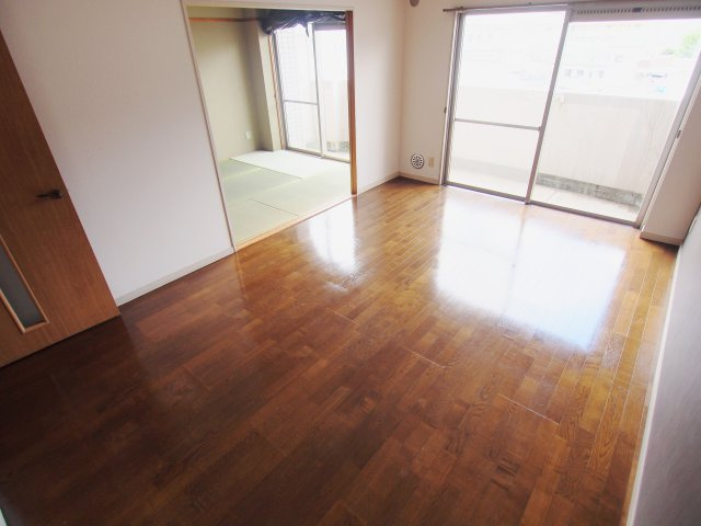 溝手ビルの居間・リビング