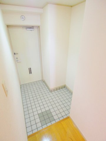 溝手ビルの玄関