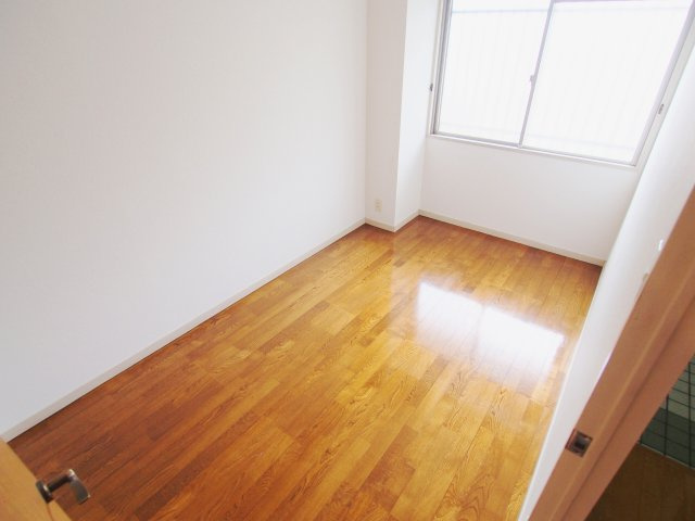 溝手ビルの洋室