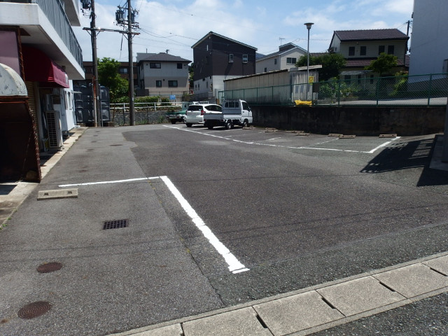 レジデンス本宿苑の駐車場