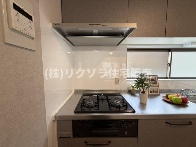南寺方中通1丁目　中古一戸建てのキッチン|ビルトイン3口コンロ
■物件内覧・資金計画相談・住宅ローン相談、リフォーム相談、お問合せ受付中■
※当日・翌日のご内覧、ご相談はお電話でのお問合せがスムーズです！