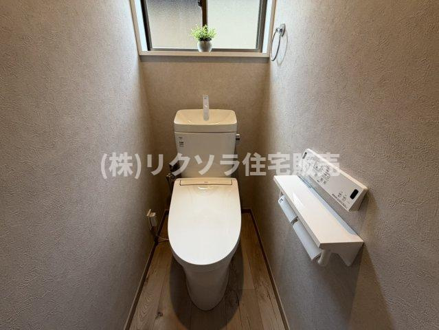 南寺方中通1丁目　中古一戸建ての内装|2階トイレ
■物件内覧・資金計画相談・住宅ローン相談、リフォーム相談、お問合せ受付中■
※当日・翌日のご内覧、ご相談はお電話でのお問合せがスムーズです！