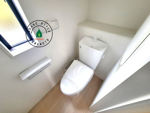 熊本市西区田崎3丁目第1-2棟(2号棟)の内観：施工例|トイレ・ウォシュレット付。快適で衛生的な洗浄機能付温水シャワートイレです。収納や手すりもついてます。