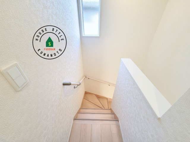 熊本市西区田崎3丁目第1-2棟(2号棟)の内観：施工例|＜手すり付階段＞手すりがないと階段の昇り降りで危険なことはもちろん、壁に手をつきながら歩くことで壁紙が汚れやすくなります。すべての方に快適に昇り降りしていただくため、手すりを設置しました。