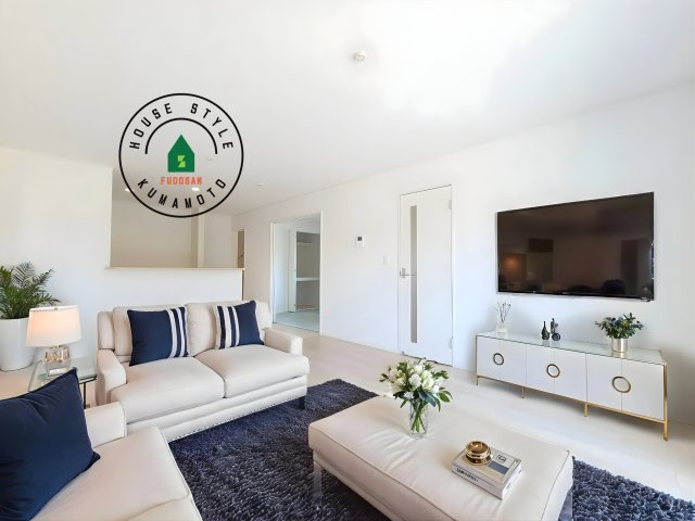 熊本市西区田崎3丁目第1-2棟(2号棟)の内観：施工例|明るく開放的なリビングダイニングは豊かな陽光が注ぎ込み、やすらぎの空間を演出してくれます。ご家族で楽しいひとときをお過ごし下さい。※家具はCGを合成したものです。