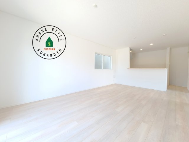 熊本市西区田崎3丁目第1-2棟(2号棟)の内観：施工例|キッチンからリビングをしっかり確認できます。家族の笑顔があふれる空間になりそうですね。