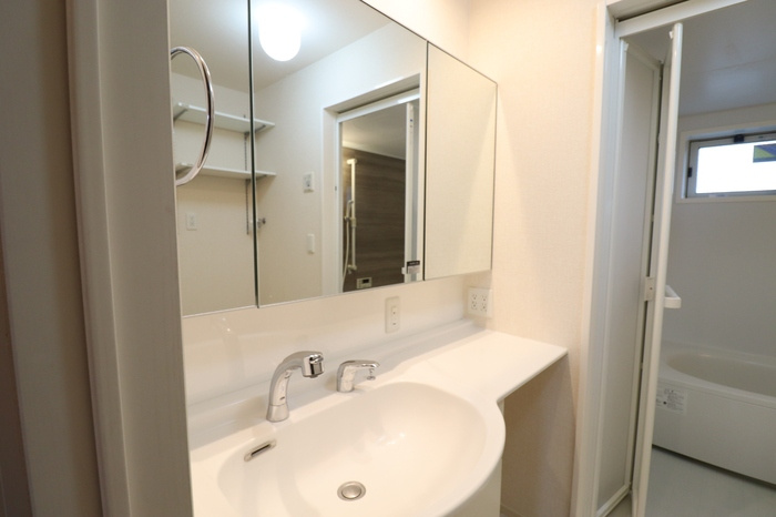 熊本市南区出仲間２丁目のアパートの独立洗面台