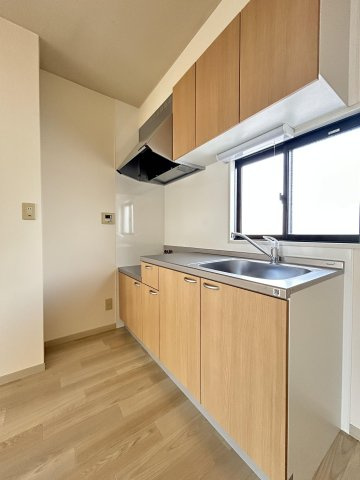 【キッチン】 | ディアス諏訪 | 収納が豊富で、窓がついているので風通しが良く、明るい空間です。