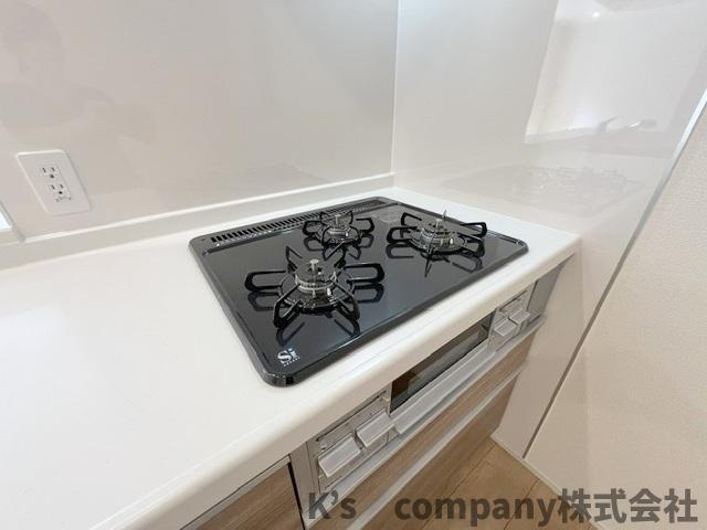 ●高座郡寒川町倉見　新築戸建　2号棟のキッチン|三口ガスコンロでお料理の幅が広がります◇