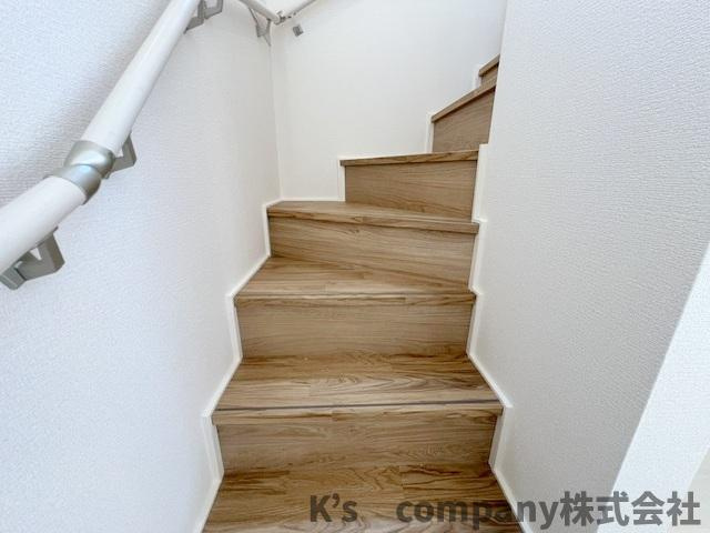 ●高座郡寒川町倉見　新築戸建　2号棟の内装|手すり付きの階段☆小さいお子様やご年配の方にも優しい仕様◇
