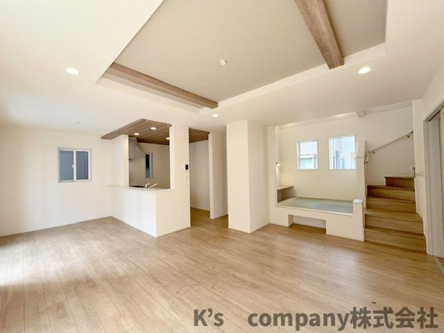 ●高座郡寒川町倉見　新築戸建　2号棟の居間・リビング|リビング広々21.2帖◇上部は折り上げ天井で開放感が感じられます◇