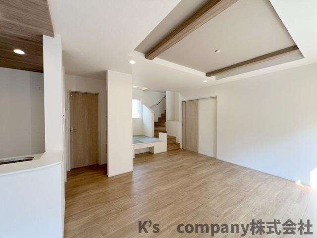 ●高座郡寒川町倉見　新築戸建　2号棟の居間・リビング|ゆったりとしたくつろぎスペースは広い窓から明るい日差しが差し込みます♪
