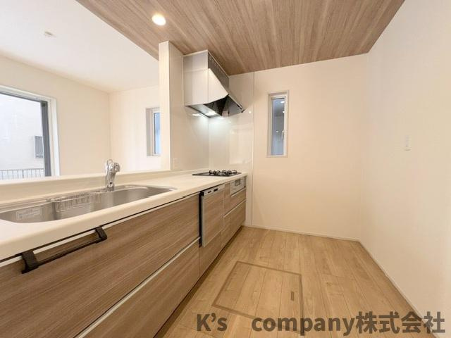 ●高座郡寒川町倉見　新築戸建　2号棟のキッチン|キッチンの後方には食器棚スペースがあります◇