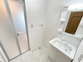 【独立洗面台】 | 揖斐郡大野町リフォーム済み中古住宅築30年！お車並列2台可能！リビングエアコン付き！4LDK！ | 揖斐郡大野町リフォーム済み中古住宅築30年！お車並列2台可能！リビングエアコン付き！4LDK！