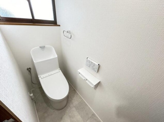 【トイレ】 | 揖斐郡大野町リフォーム済み中古住宅築30年！お車並列2台可能！リビングエアコン付き！4LDK！ | 揖斐郡大野町リフォーム済み中古住宅築30年！お車並列2台可能！リビングエアコン付き！4LDK！