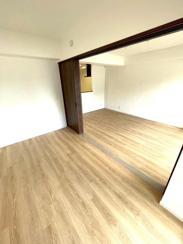 守口パークマンションの洋室|洋室5.3帖　リビング横の洋室
■物件内覧・資金計画相談・住宅ローン相談、リフォーム相談、お問合せ受付中■
※当日・翌日のご内覧、ご相談はお電話でのお問合せがスムーズです！